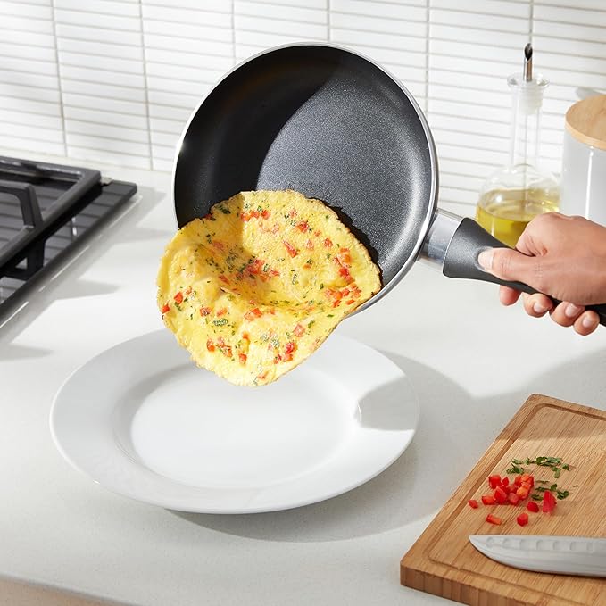 Amazon Basics Non-Stick 3-Piece Frying Pan Set with Stay Cool Handles, 8-inch, 10-inch, 12-inch, Black