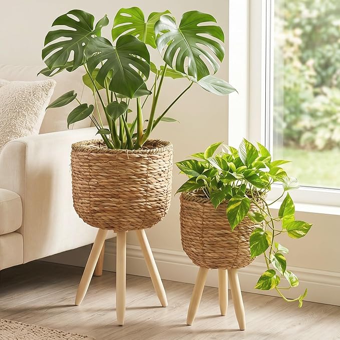 2 Pack Seagrass Plant Stand Set with Solid Wood Legs – Handwoven Boho Indoor Planter Basket Combo, Small & Large Decorative Flower Pot Holder for Living Room, Bedroom & Patio